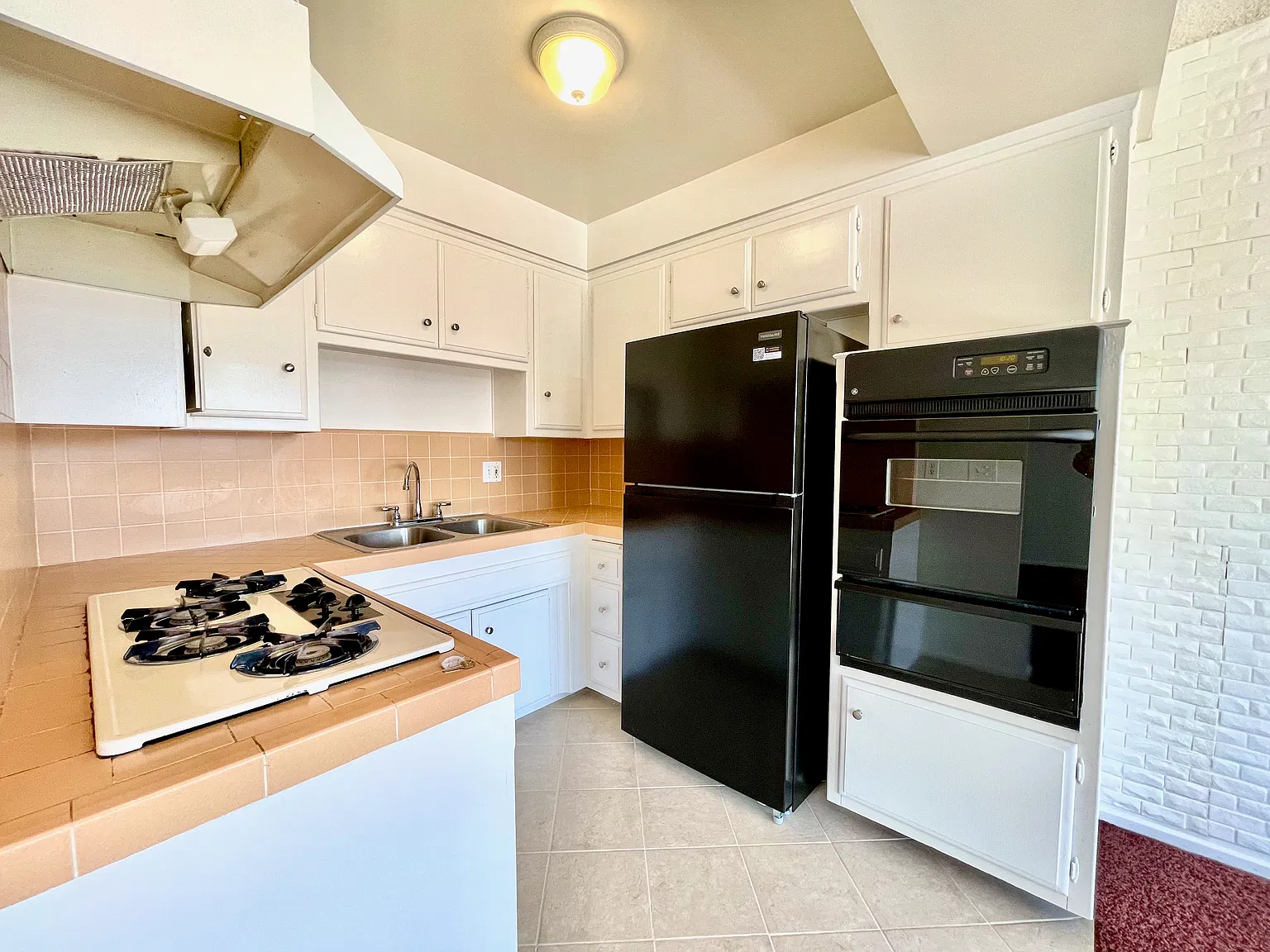 2 bed, 700 sqft, $1,995 — Photo 2