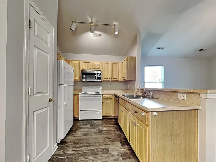 3 bed, 2.0 bath, 1122 sqft, $1,595 — Photo 4