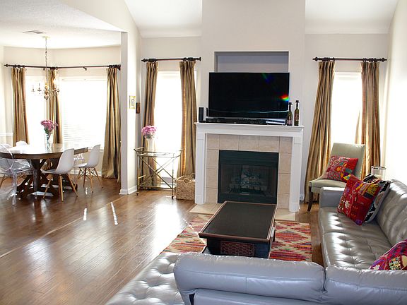 Open floor plan - Hardwood floor through out