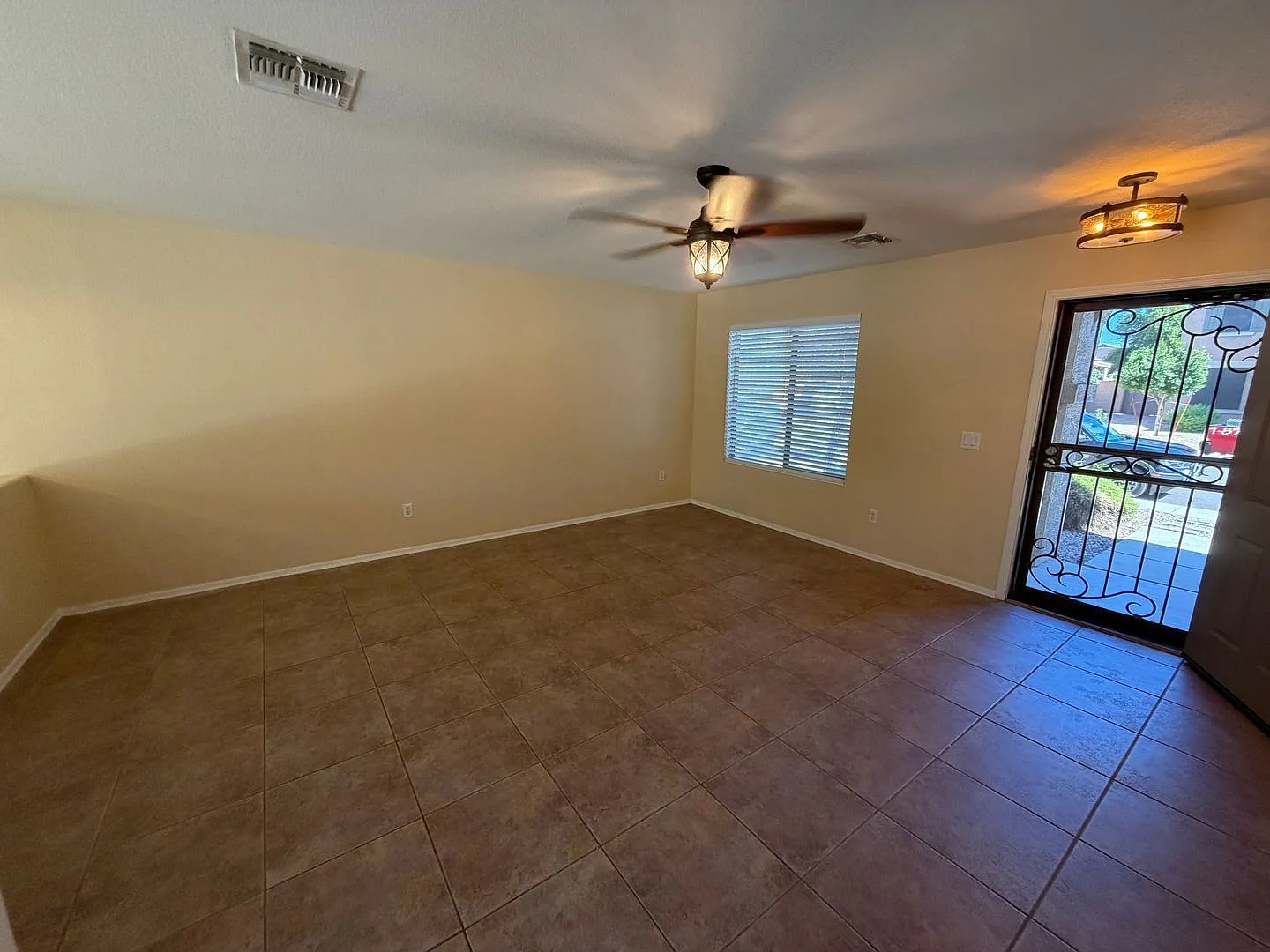 3 bed, 2.5 bath, 1955 sqft, $2,350 — Photo 2