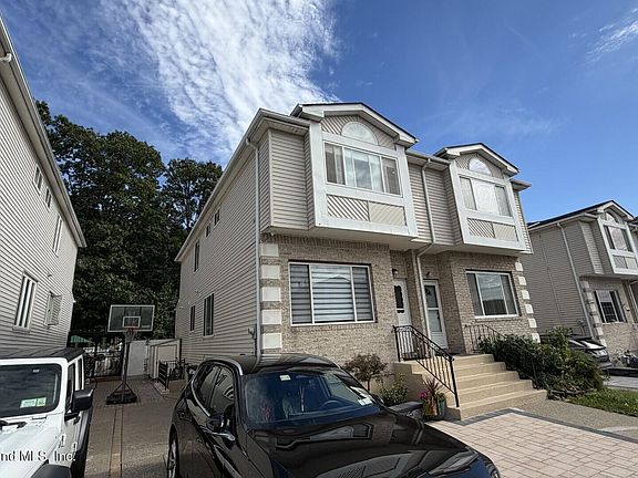 3rd image of 76 Lott Ln
