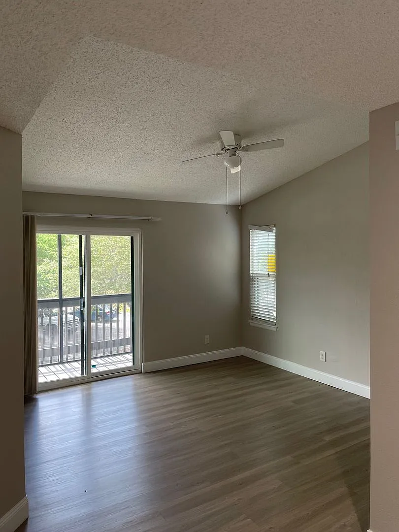 Wonderful 2/1 Condo - ** Move in Special $500 off your first months rent** Available Now ! — Photo 4