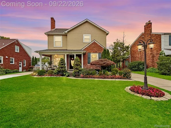 20645 Vernier Cir, Grosse Pointe Woods, MI 48236