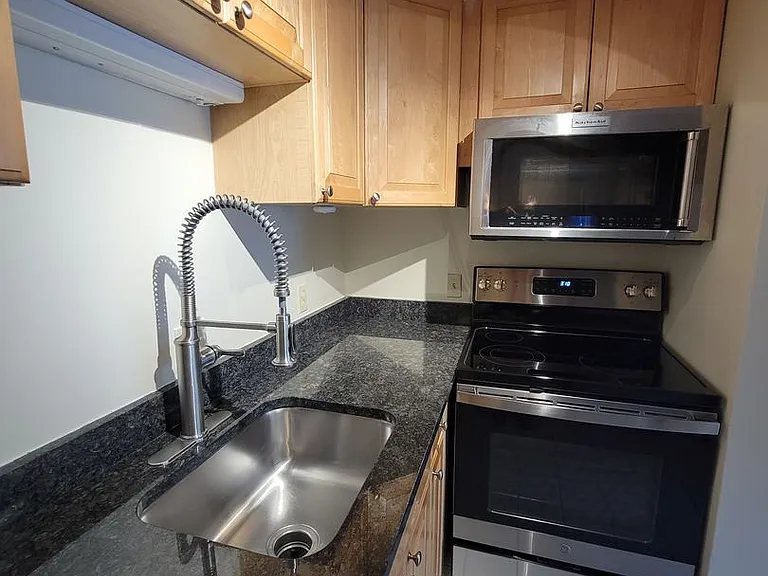 1949 Calvert St NW #D — Photo 6