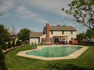 5447 Meadow Grove Dr, Grove City, OH 43123
