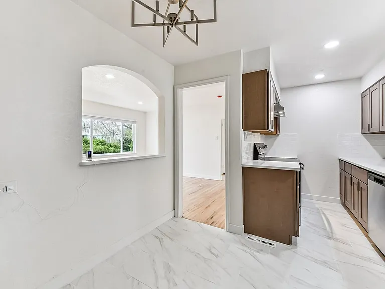 1325 Lansing St — Photo 9