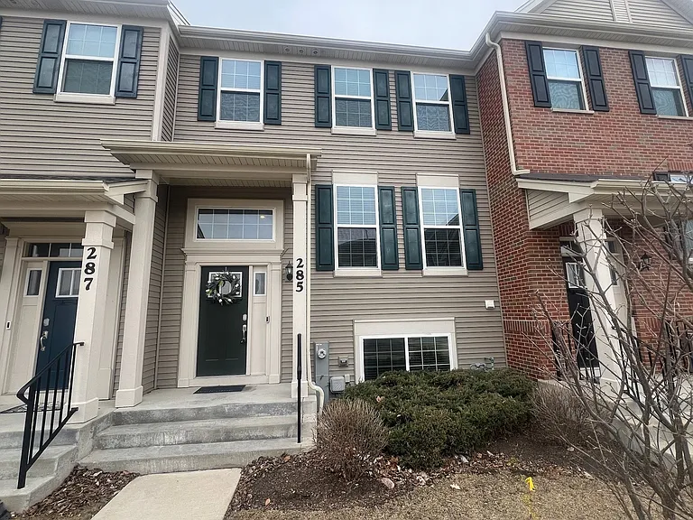 285 Lakeshore Dr — Photo 1