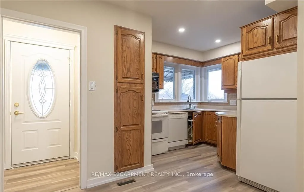 3 bed, $2,250 — Photo 2