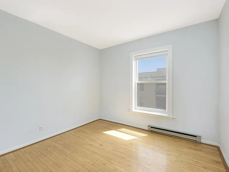 2421 Emerson Ave S #107 — Photo 25