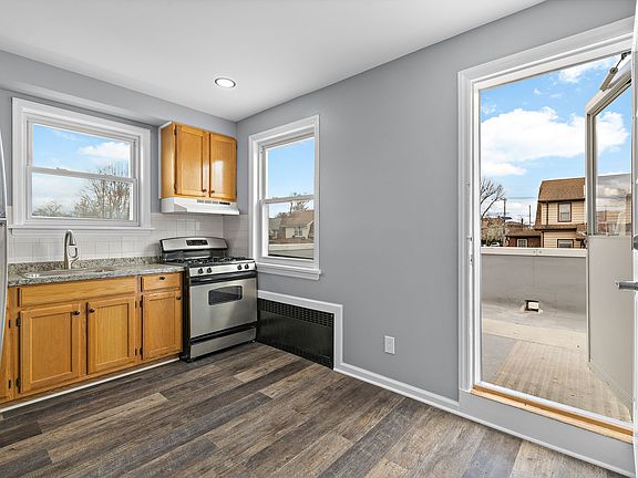 5th image of 590 Grove Ave #2