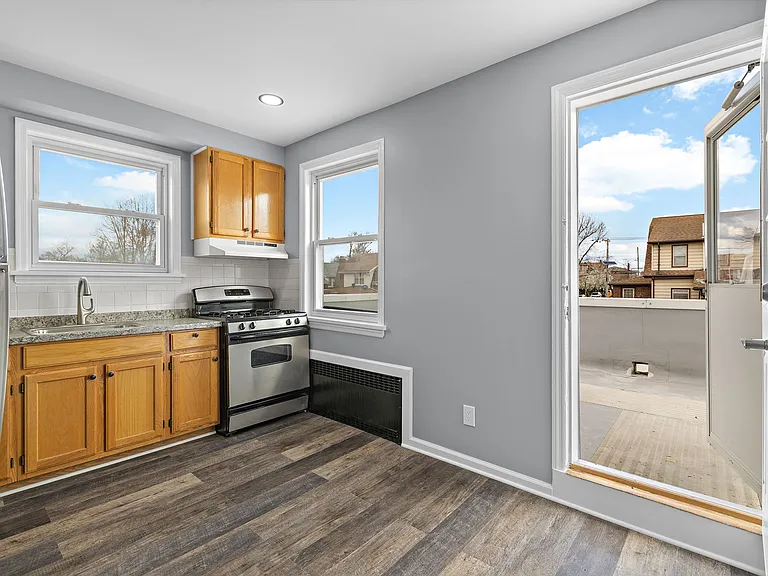 590 Grove Ave #2 — Photo 5