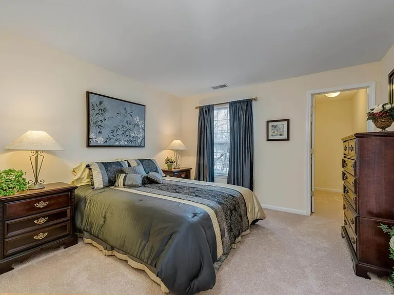 Sutton Place Apartments — Photo 33