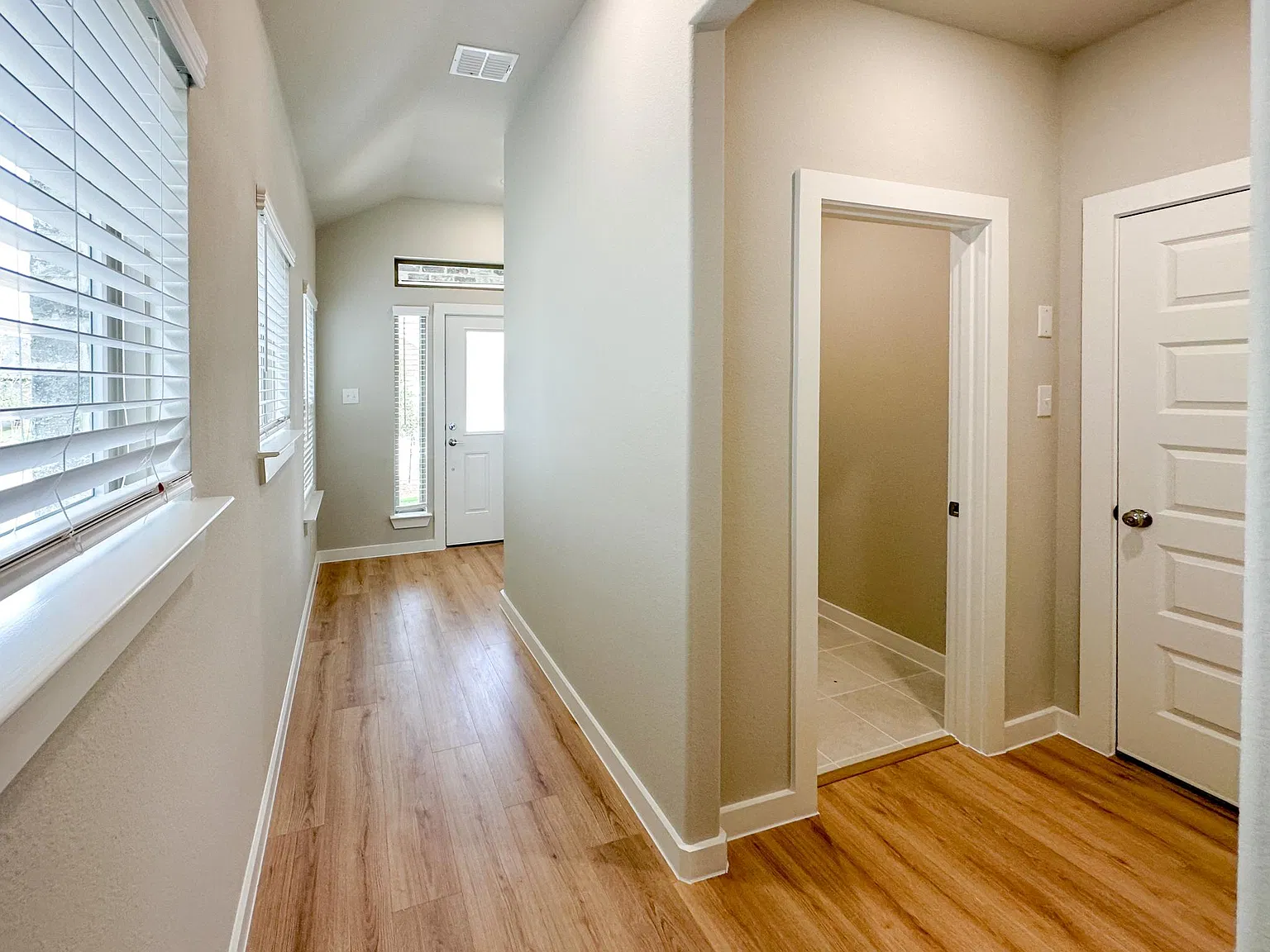 3 bed, 1599 sqft, $2,100 — Photo 3