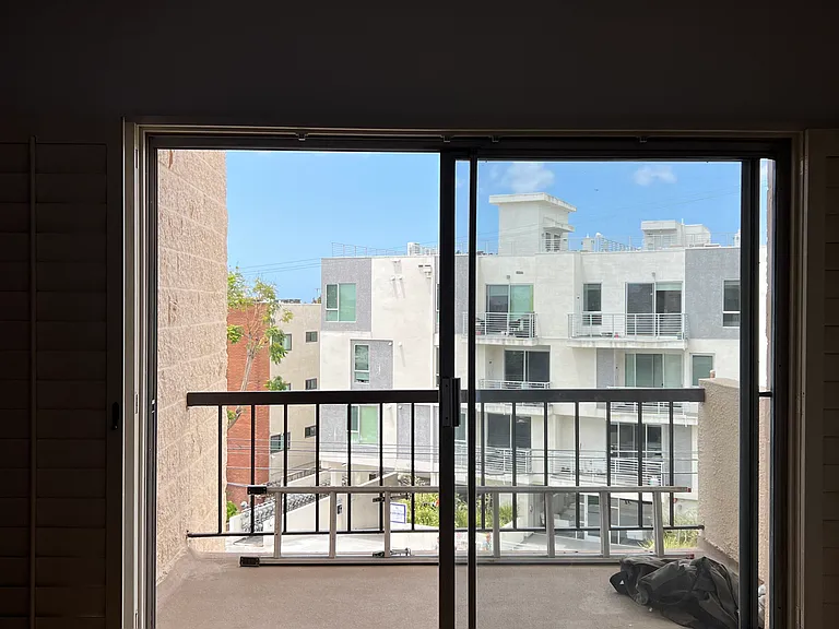 622 S Barrington Ave #301 — Photo 22