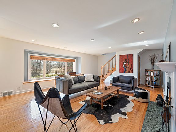5th image of 597 Hyacinth Pl