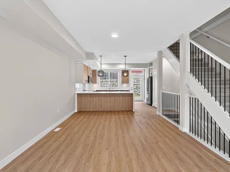 4025 Gellatly Rd S — Photo 3