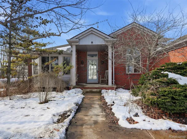 68725 Place Rd, Lenox, MI 48050