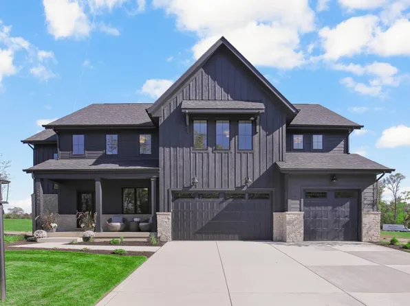 2806 Old Oak Dr, Valparaiso, IN 46385