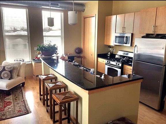 Gourmet Kitchen w/9' Breakfast Bar