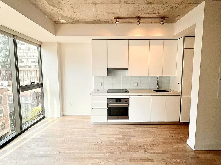 629 King St W #623 — Photo 2