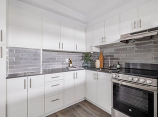 324 Cambridge Street N, Ottawa, ON K1R 7B5