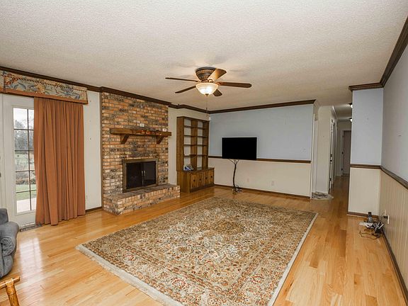 4th image of 3350 Lake Dr