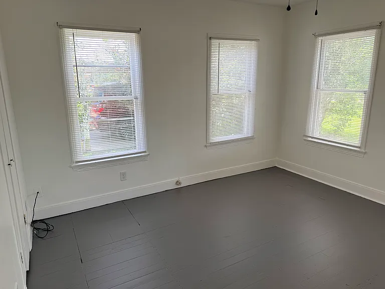 302 E Strand St — Photo 14