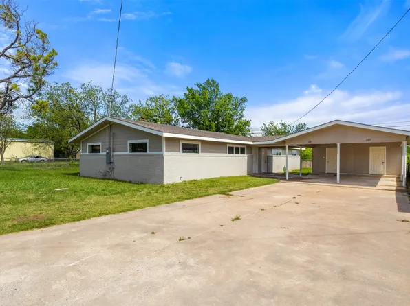 205 April St, Bowie, TX 76230