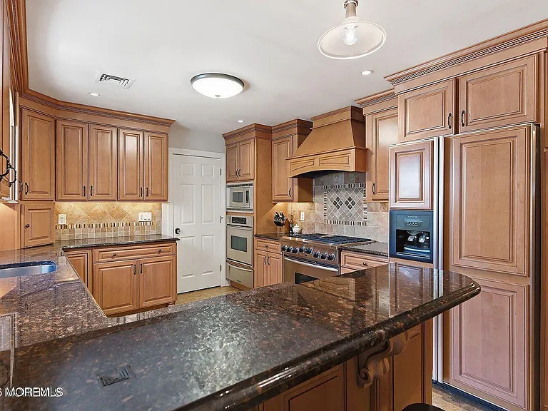 2348 Huckleberry Rd — Photo 7