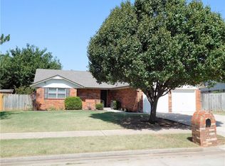 1421 Foxfire St, Moore, OK 73160