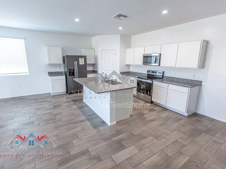 1330 W Hess Ave — Photo 15