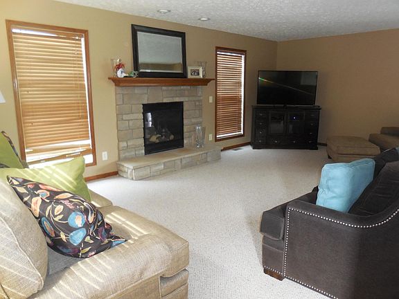  family room with gas firepl