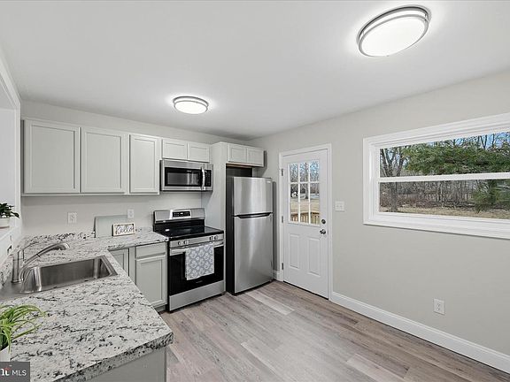 5th image of 2967 S Pleasant Valley Rd