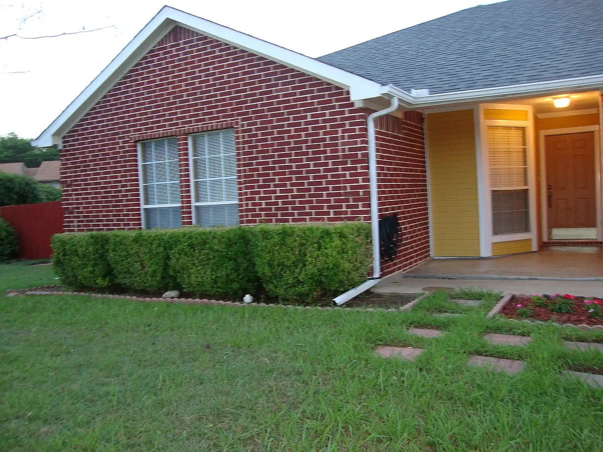 Building Photo - 605 Bishop Dr