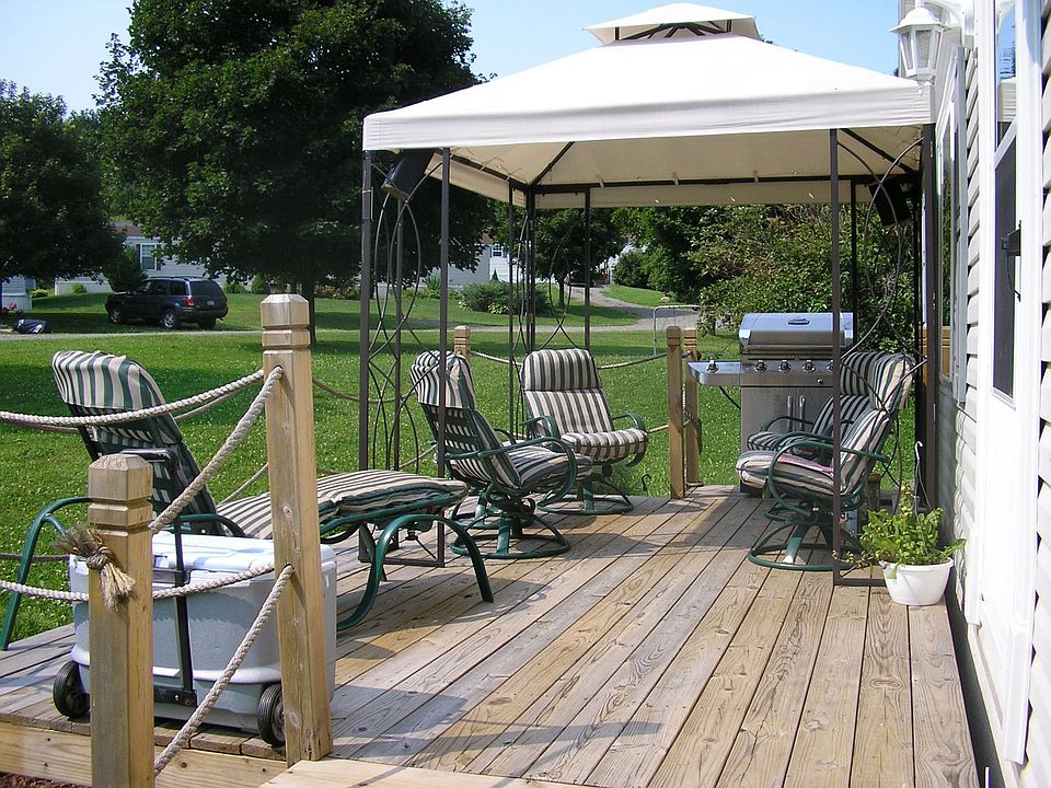 Deck with canopy 