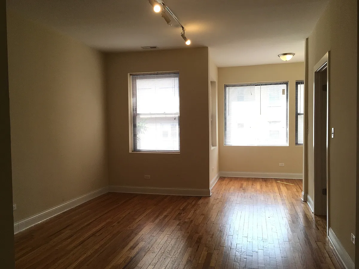 Building Photo - 5001 N Sawyer Ave #2