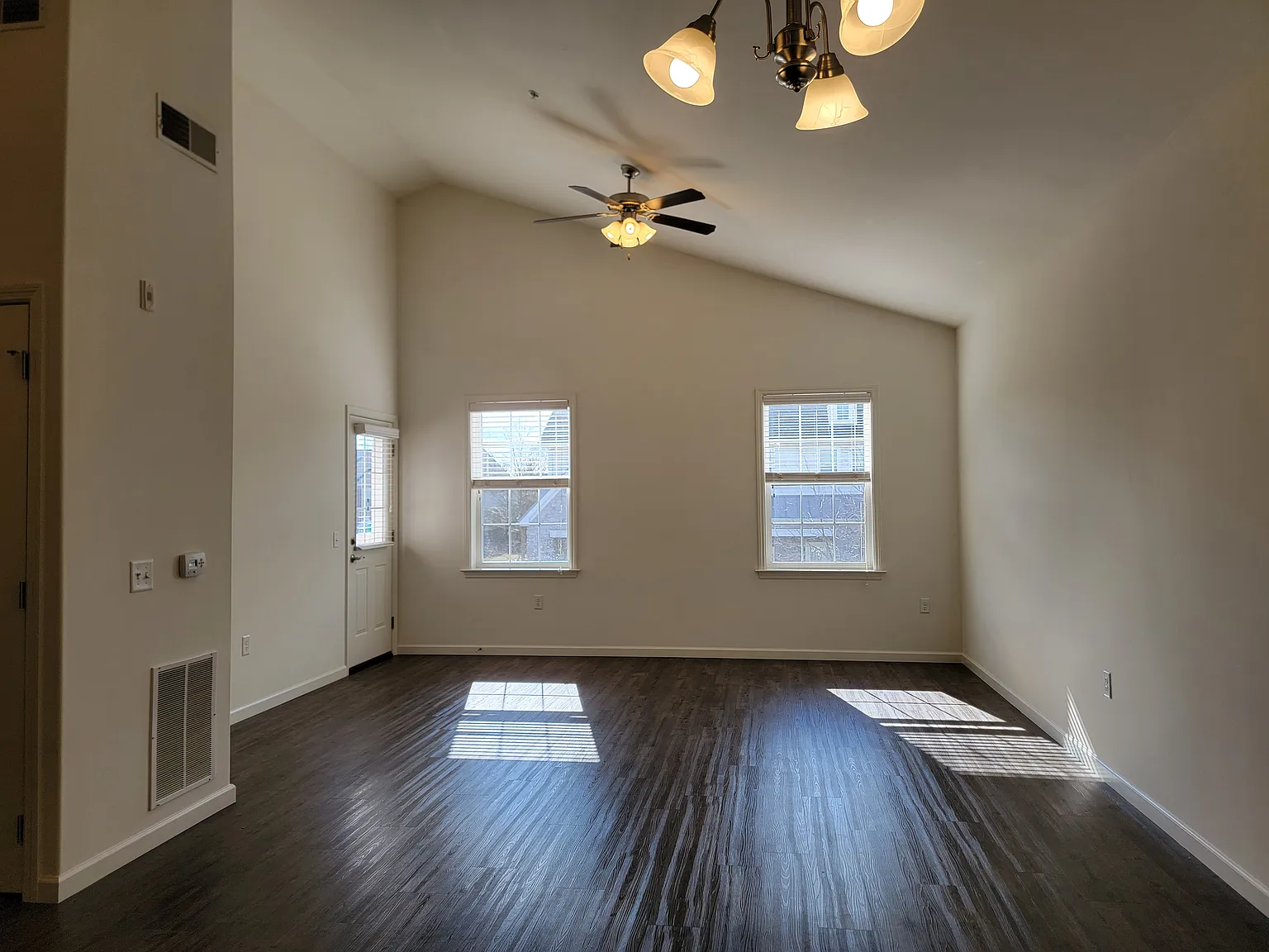 1 bed, 950 sqft, $1,595 — Photo 3