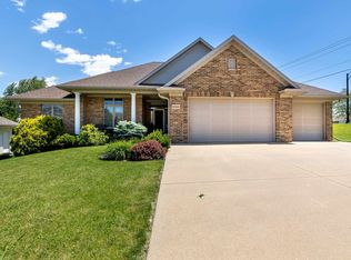 2300 Antler Ridge Dr, Dubuque, IA 52002