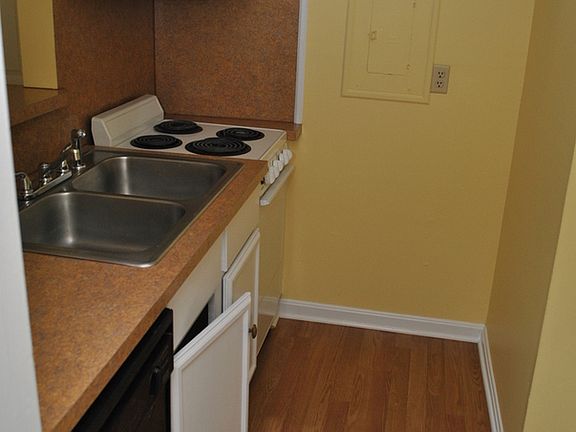 5th image of 613 Camden Ave APT A