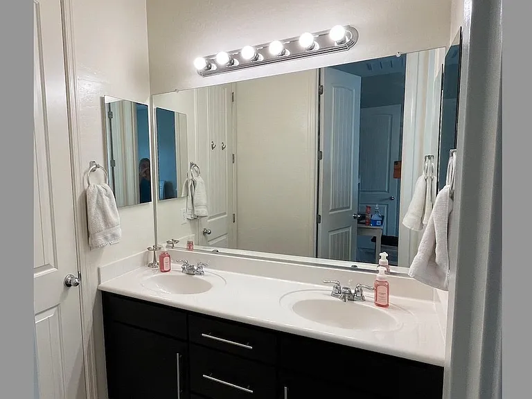 Jack and jill bathroom that connects bedrooms 2 and 3