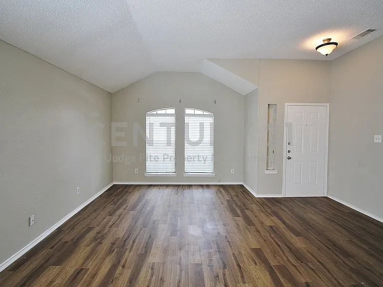 2018 Garden Crest Ln — Photo 2