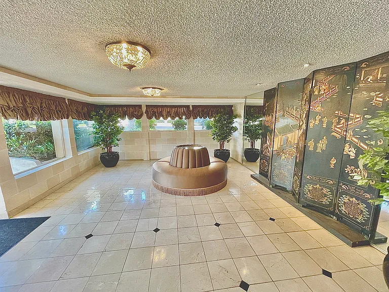 Rexford Park Plaza — Photo 1