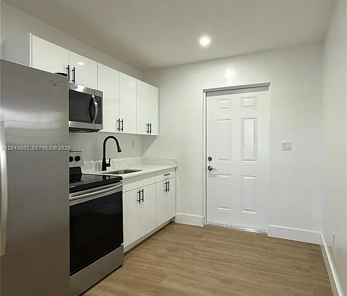 211 SW 10th Ave #4 — Photo 6