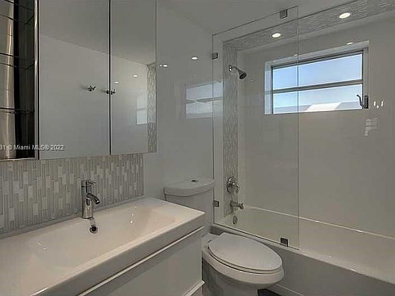 5th image of 240 Collins Ave APT 4E