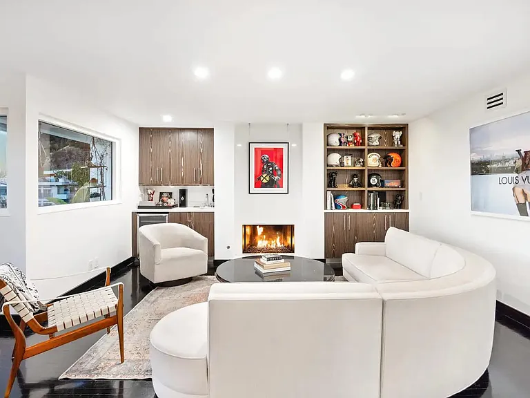 Luxury knows no bounds in our meticulously appointed vacation rental.