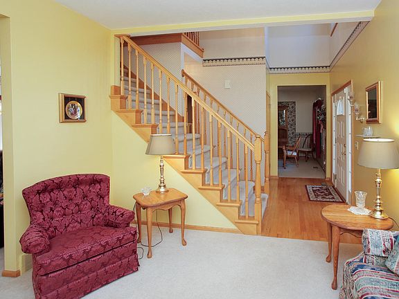 3rd image of 233 Parkland Ter