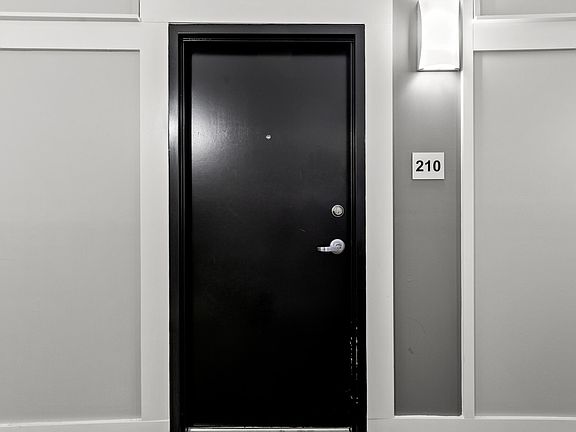 2nd image of 535 S Upper St APT 210