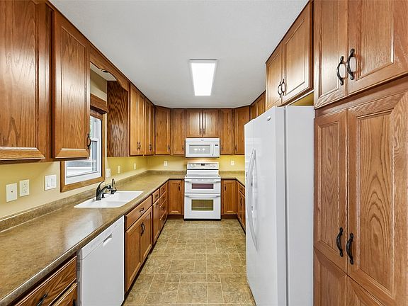 3rd image of 516 12th Ave NW