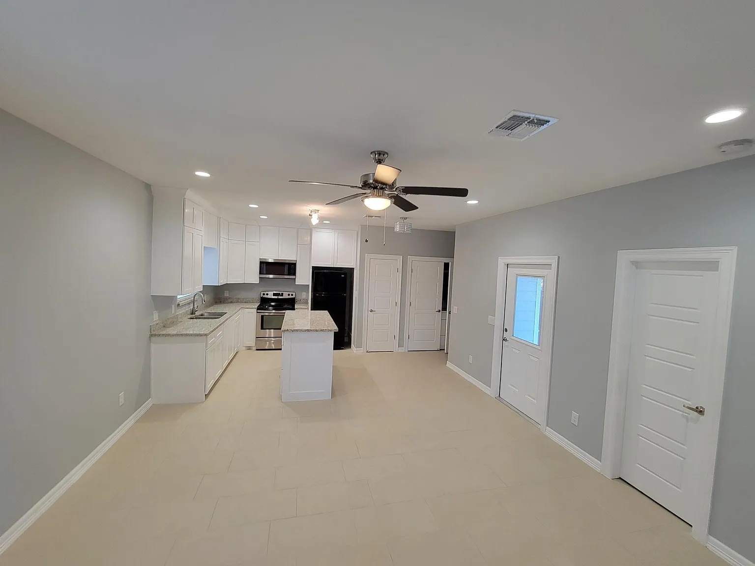 2 bed, 1.5 bath, 1062 sqft, $895 — Photo 2