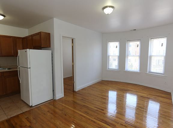 4th image of 4505 N Malden St #B3